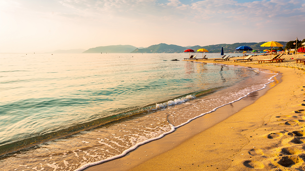 Spiaggia di Fano con mare Adriatico e colline sullo sfondo